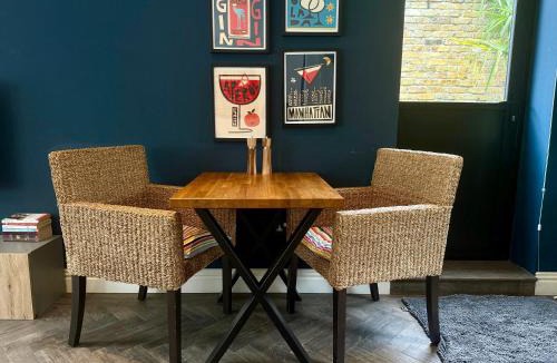 Coombe Hill Apartment | Studio with kitchen nestled lovely wooded cul du sac