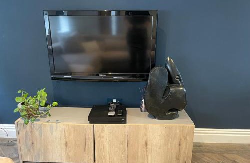 Coombe Hill Apartment | Studio with kitchen nestled lovely wooded cul du sac