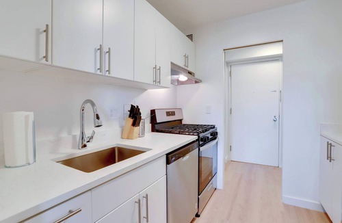 Court House Apartment | Studio with Park Views in Lively Clarendon!