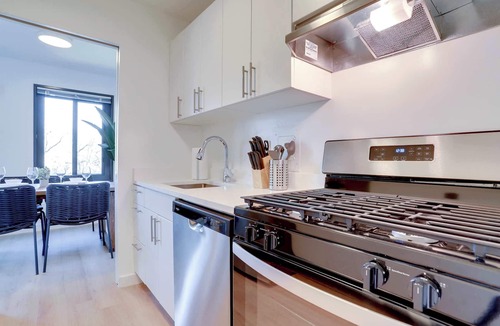 Court House Apartment | Studio with Park Views in Lively Clarendon!