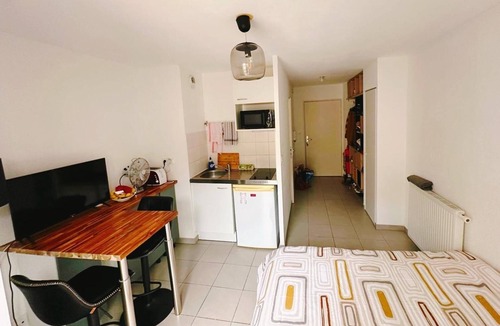 Saint-Martin Apartment | Studio with pleasant terrace, 10 min walk from the Comédie and 3 min from the station