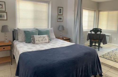 Las Cruces Apartment | Studio with queen bed, pets ok, 3 min to Farmers mkt