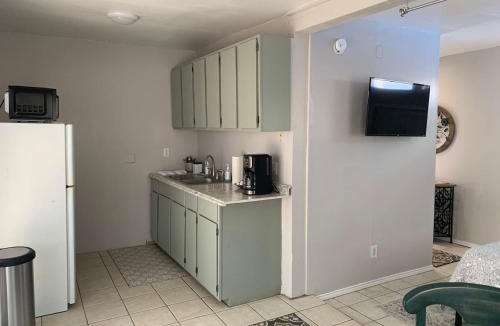 Las Cruces Apartment | Studio with queen bed, pets ok, 3 min to Farmers mkt