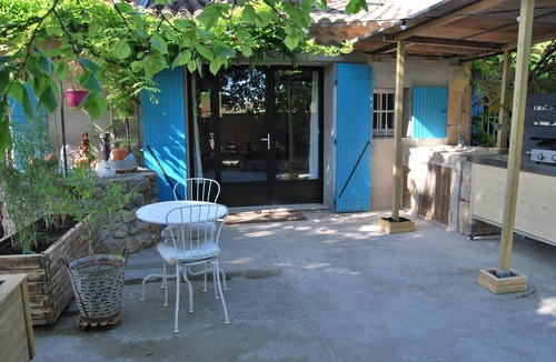 Salon-de-Provence Apartment | Studio with swimming pool (5X10), trampoline, bowling green, gas hob