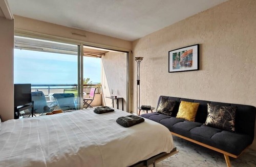 Juan-les-Pins Apartment | Studio with seafront terrace