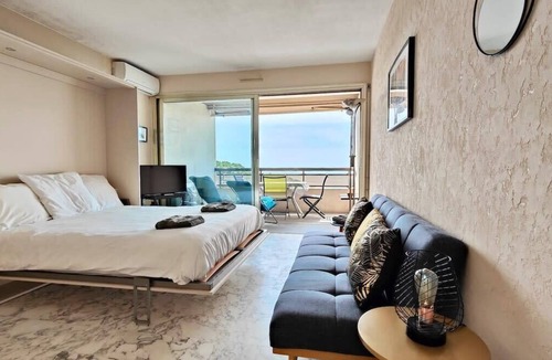 Juan-les-Pins Apartment | Studio with seafront terrace