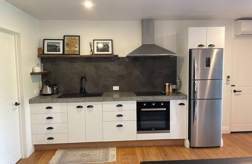 Mount Creighton Apartment | Studio with spectacular mountain views and short walk to Bob’s Cove