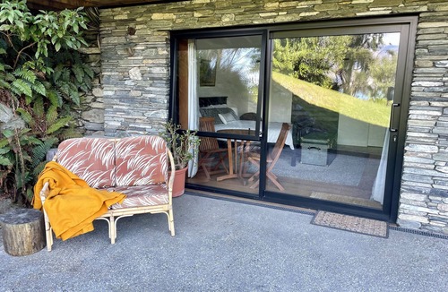 Mount Creighton Apartment | Studio with spectacular mountain views and short walk to Bob’s Cove