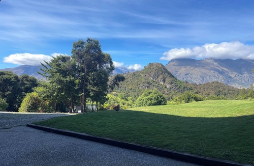 Mount Creighton Apartment | Studio with spectacular mountain views and short walk to Bob’s Cove