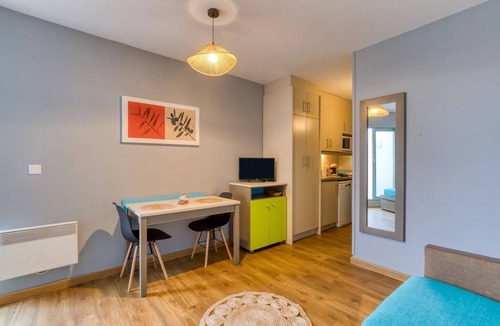 La Grande-Motte Apartment | Studio with Terrace Steps from the Beach in La Grande Motte – Renovated 2026