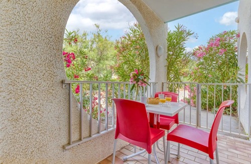 La Grande-Motte Apartment | Studio with Terrace Steps from the Beach in La Grande Motte – Renovated 2026