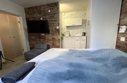 Herzliya House | Studio with Terrace & Free Parking