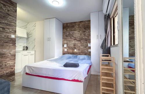 Herzliya House | Studio with Terrace & Free Parking
