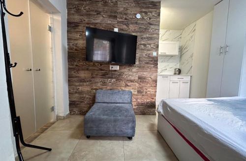 Herzliya House | Studio with Terrace & Free Parking