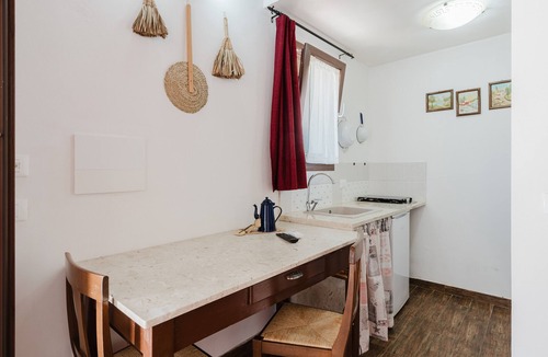 Rilievo Apartment | Studio 'Zirafa' with Shared Garden, Wi-Fi and Air Conditioning