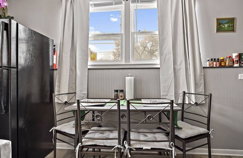 Aurora Apartment | Studio1116E/PetFriendly/WIFI/BigTV/PKG/nearDowntown Aurora.