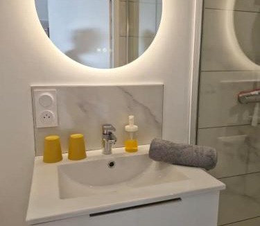 Bouaye House | "Studiocaroline44", 2 studios entre la ville et la mer, parking, cuisine, moins de 15min de l'aéroport