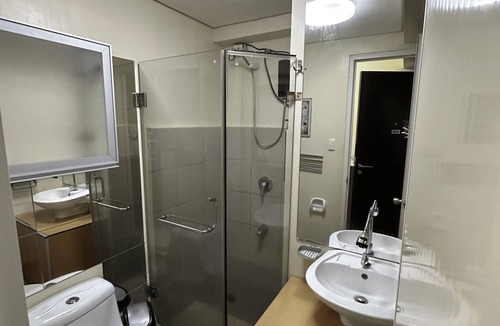 Silang Junction South Condo | StudioCo - Tagaytay Staycation with AC, WiFi & Netflix access accessible