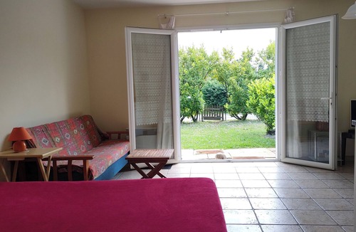 Escos Apartment | Studioescos le Trèfle for two, in the countryside. Pets allowed