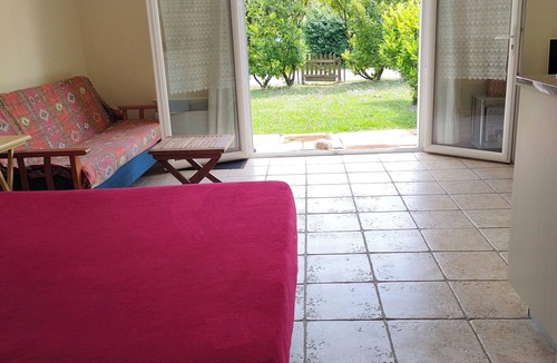 Escos Apartment | Studioescos le Trèfle for two, in the countryside. Pets allowed