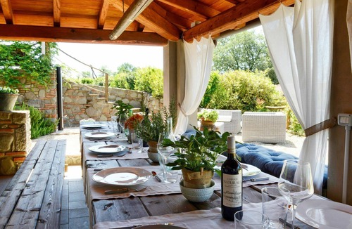 Terranuova Bracciolini Villa | Stunning private villa for 12 people with WIFI, private pool, A/C, TV, patio and pets allowed