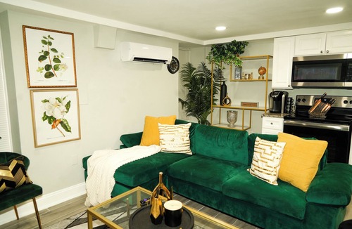 Mount Pleasant Apartment | Stunning 1 bedroom Apt with FREE PARKING, Close to METRO in Columbia Heights DC