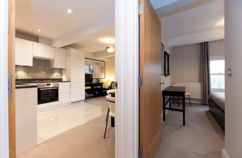 Surbiton Hill Apartment | Stunning 1 BR Surbiton with views, near station - Pass the Keys