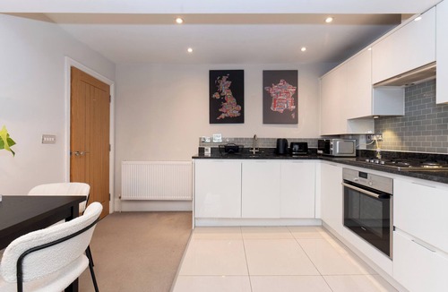 Surbiton Hill Apartment | Stunning 1 BR Surbiton with views, near station - Pass the Keys