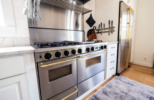 Taghkanic House | Stunning 1860 Farmhouse, Private Pond & Hot Tub!