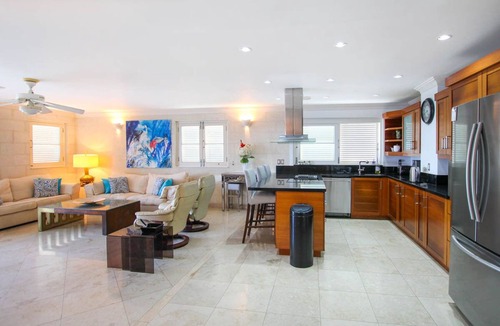 Old Trees Bay Apartment | Stunning 2-bed Beachfront Condo on Payne's Bay