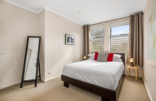 Northcote Apartment | Stunning 2-Bed Unit with BBQ Patio near Dining
