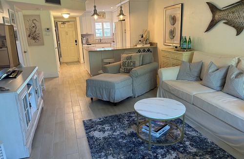 Central Naples Condo | Stunning 2 bedroom, 2 balcony condo on golf course with tennis and pickleball