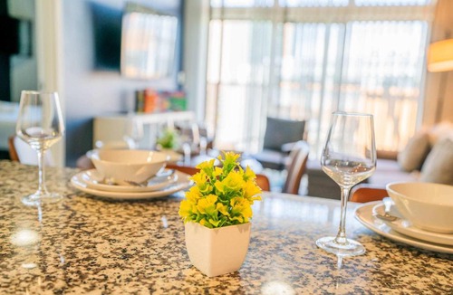 Evans Churchill Apartment | Stunning 2BD - Central DT- Gym, Pool, Parking Sleep8