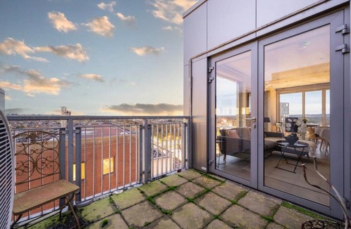 London Borough of Bromley Apartment | Stunning 2BR Apt Bromley Views Terrace