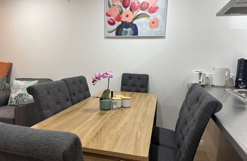 Parnell Apartment | Stunning 3 bd 2 bth city apt - Pool and Carpark