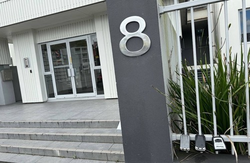 Parnell Apartment | Stunning 3 bd 2 bth city apt - Pool and Carpark