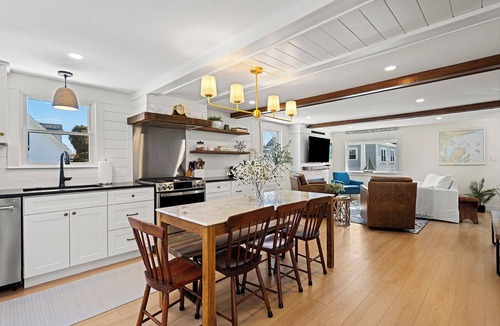Marblehead Cottage | Stunning 3-Bed Cottage, Exposed Beams, Shiplap, Gas Fireplace, Fire Pit, Porch