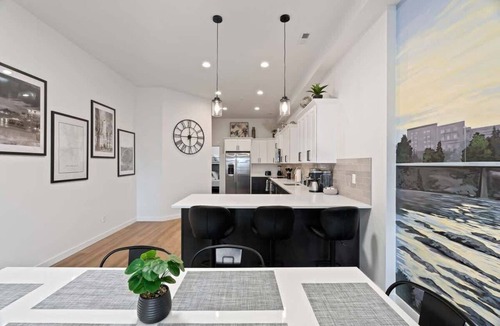 Riverside Apartment | Stunning 3-Bed Retreat in the Heart of Downtown