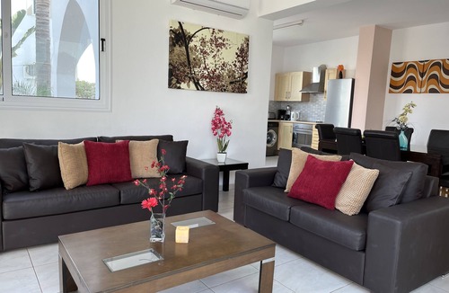 Pernera Villa | Stunning 3 Bed villa with pool,Wifi,Mins to the Beach & amenites