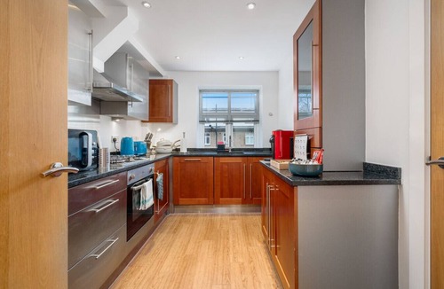Blackheath Apartment | Stunning 3 Bedroom Flat, with Parking, Sleeps Six, Near Greenwich Park
