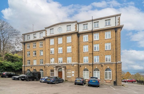 Blackheath Apartment | Stunning 3 Bedroom Flat, with Parking, Sleeps Six, Near Greenwich Park