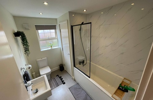 Castleford House | Stunning 3 bedroom home with free parking and wifi