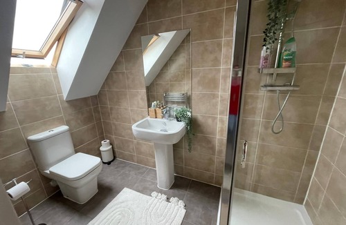 Castleford House | Stunning 3 bedroom home with free parking and wifi