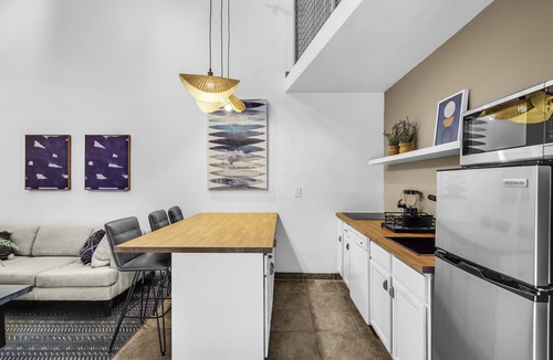 Coral Terrace Apartment | Stunning 3 BR/2 BA Split-Level w Rooftop & Hot Tub Near Miami University