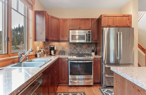 Keystone House | Stunning 3 BR Townhome in Keystone! Enjoy the complex hot tub after a long day o