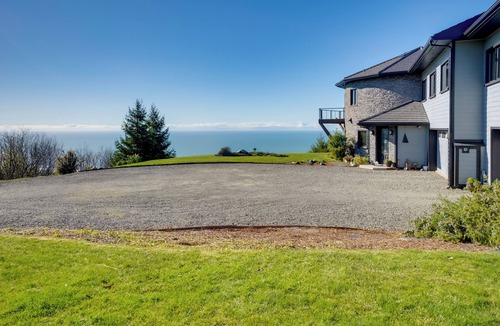 Smith River Apartment | Stunning 360 Ocean Views, Near Redwoods NP!
