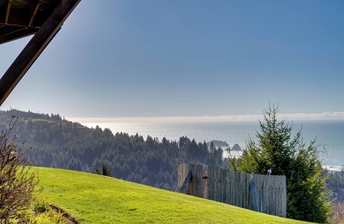 Smith River Apartment | Stunning 360 Ocean Views, Near Redwoods NP!