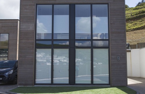 Challaborough House | Stunning 4 bedroom beach house with hot tub and sunbathing roof terrace