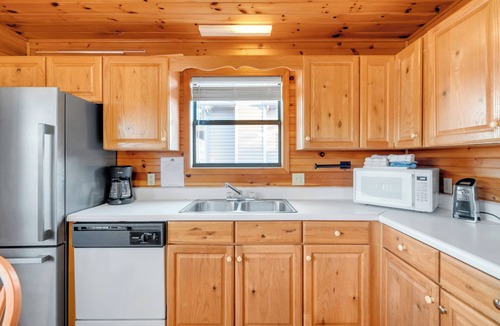 Celina Cabin | Stunning 4 Bedroom Chalet .5 Miles from Dale Hollow Lake