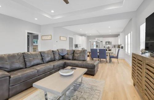 Parrot Cove House | Stunning 4BR 3BA Cottage Pool 5 Min to Beach